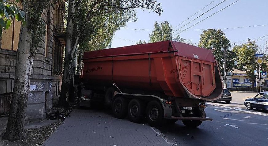 В Николаеве фура врезалась в легковушку, а потом в дерево и дом