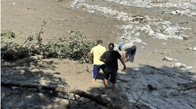 Не менее 11 погибших: в Грузии у курортного поселка сошел оползень