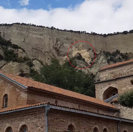 В Грузии вблизи средневекового монастыря обрушилась скала