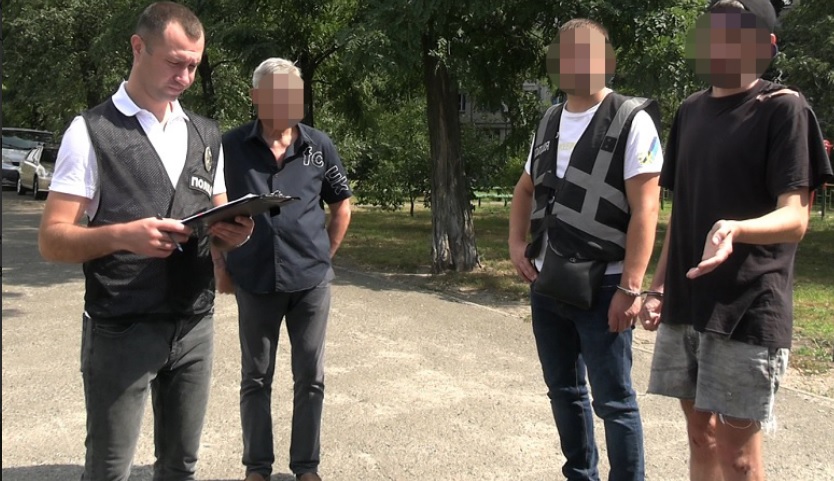 Мужчина в Киеве в течение пары лет поджег 12 автомобилей военных, его задержали