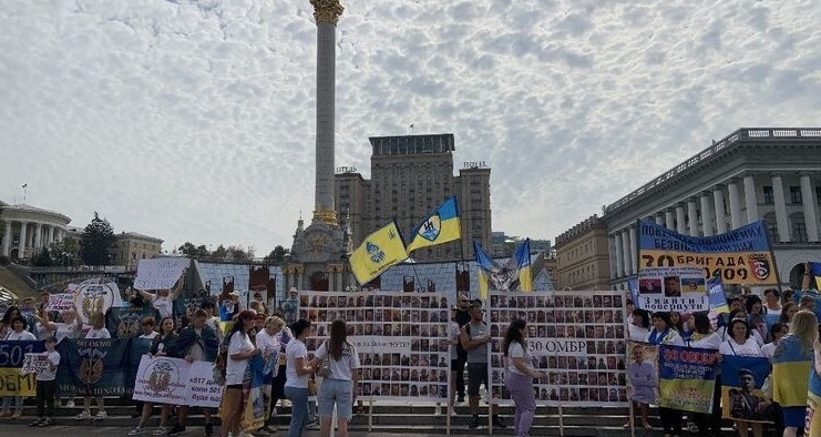 В центре Киева вышли на митинг родственники пропавших без вести и пленных украинских военных