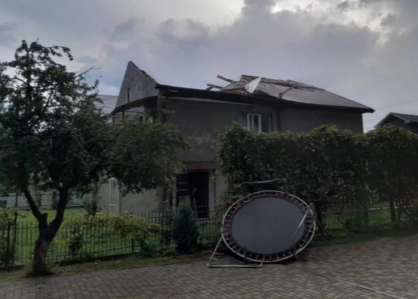 Во Львовской и Ивано-Франковской областях ураганом свалило деревья, сорвало крыши домов &#8212; ГСЧС