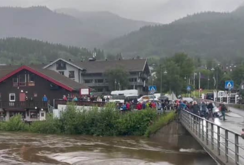 В Норвегии ливни создали подтопления и оползни, возникли проблемы с транспортом, несколько домов смыло водой: есть пострадавшие, эвакуированы 1200 человек