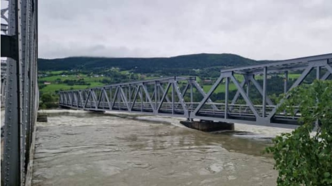 На юге Норвегии из-за наводнения остановлены транспорт на дорогах и поезда 