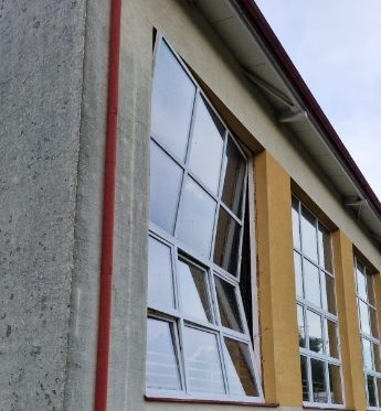 Ураганом в Польше порвало электропровода, сорвало крыши, продавило окна в домах: идет подсчет убытков