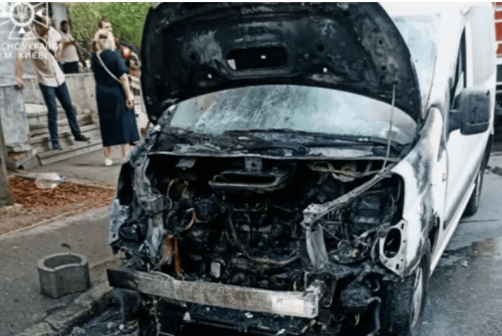 На Печерске в Киеве сгорел микроавтобус &#8212; ГСЧС