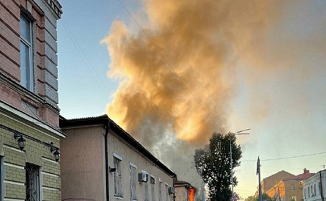 В Киеве на Подоле горит здание Могилянской академии &#8212; соцсети