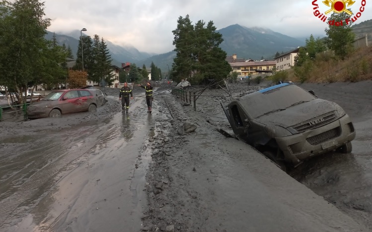 В итальянском городе сошел оползень, повреждены дома и автомобили: эвакуированы около 100 человек, 5 пропали без вести
