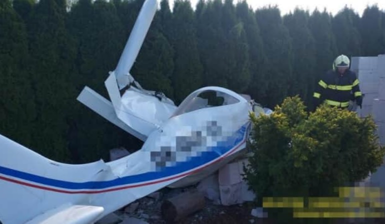 В Чехии самолет упал в саду возле дома: двое погибших