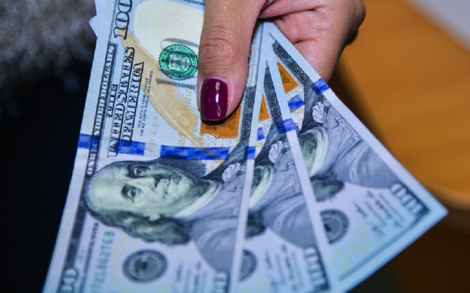Наличный доллар в Украине подешевел: обменники выставили свежие курсы