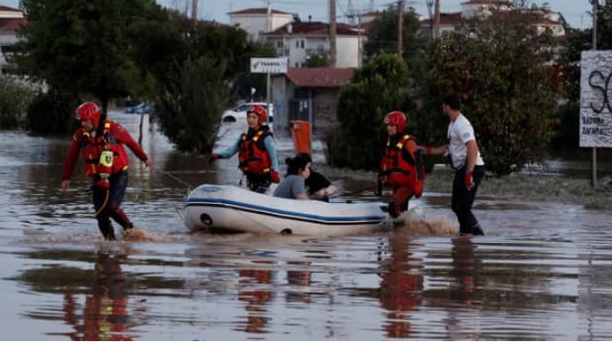 Из-за наводнения повреждена железная дорога, но вода отступает: В Греции продолжается эвакуация заблокированных людей