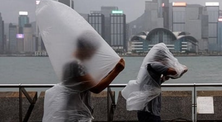 Эвакуированы 900 тысяч человек, отменены около 460 авиарейсов: в южном Китае бушует тайфун &#171;Саола&#187;