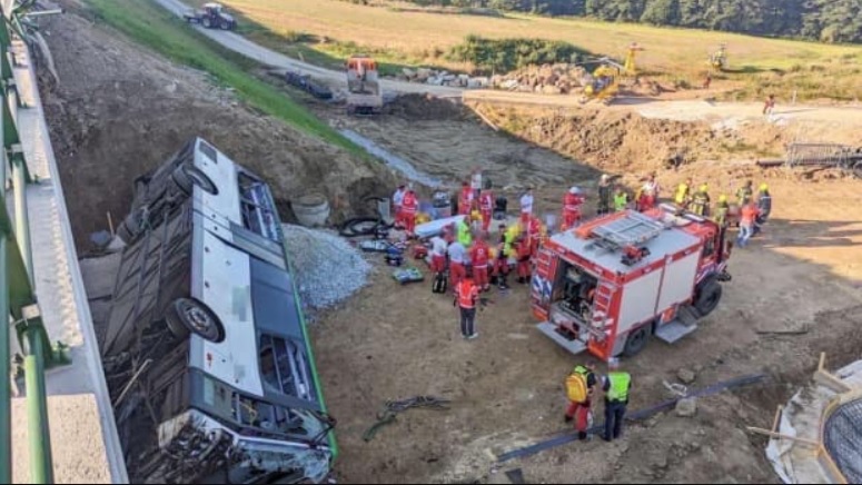 В Австрии &#8212; ДТП со школьным автобусом и авто с женщиной за рулем, 5 пострадавших: автобус упал с моста