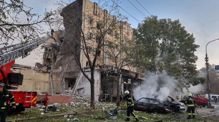 В Черкассах продолжается разбор завалов гостиницы после удара РФ: 11 раненых