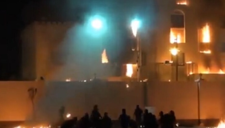 В столице Бахрейна сторонники Палестины подожгли здание посольства Израиля