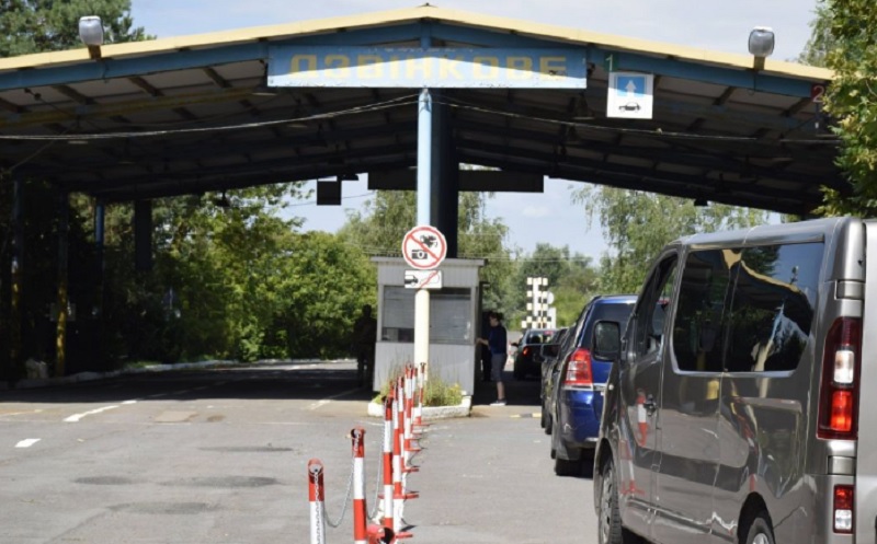 На границе Украины при выезде в Польшу, Словакию, Румынию зафиксированы очереди из сотни авто и 40 автобусов