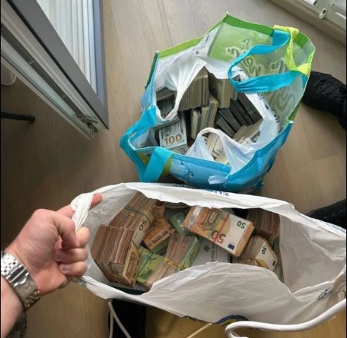 У депутата Ровенского облсовета нашли пакеты, набитые долларами и евро