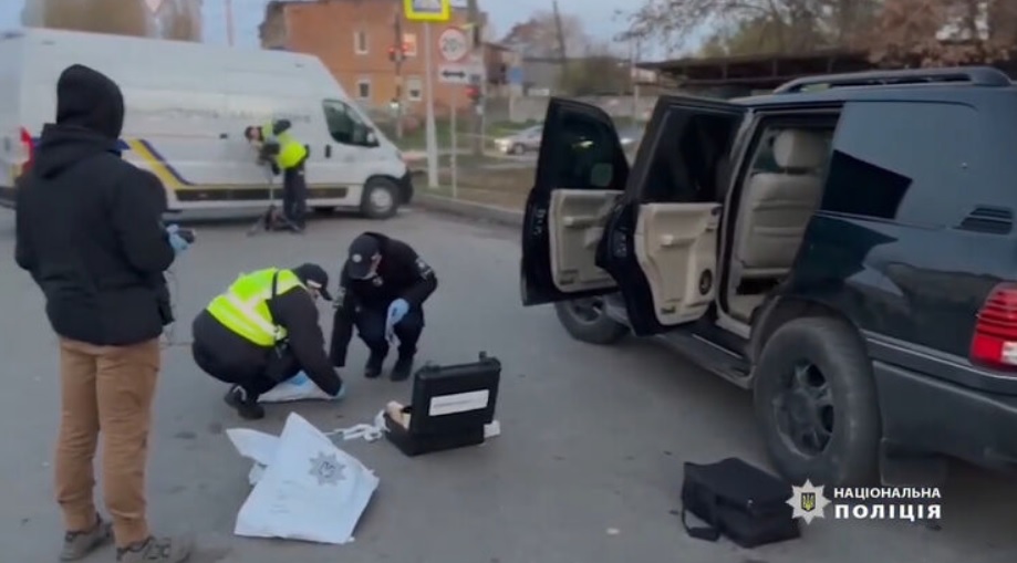 В Днепре из авто Lexus в мужчину на улице бросили гранату