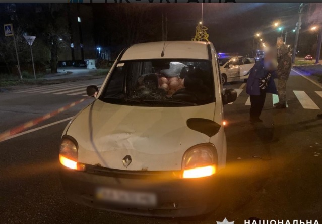 На блокпосте в Киеве авто сбило женщину-военную