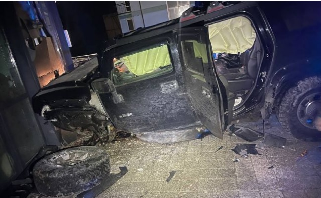 Трое пострадавших: под Киевом Hummer с пьяным водителем врезался в дом