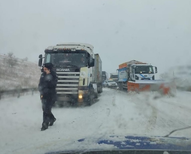48 ДТП во время снегопада: на дорогах Одесской области застряли автомобили, два автобуса вынесло в кювет