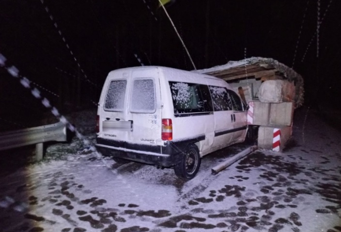Под Ровно автомобиль врезался в блокпост: четверо пострадавших