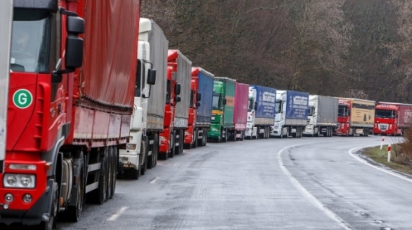 Более 3000 грузовиков застряли на границе: поляки продолжают блокировать проезд фур в Украину и из страны &#8212; ГПСУ