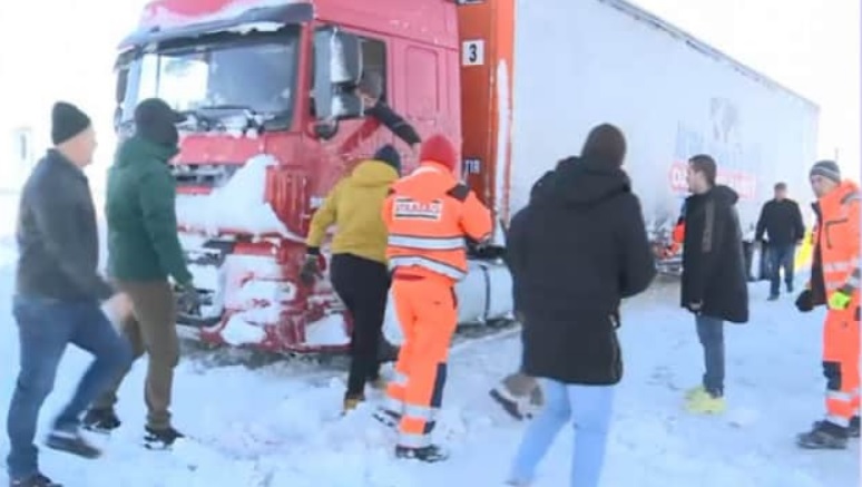 Намело двухметровые сугробы: в Румынии из-за снегопада частично закрыты дороги