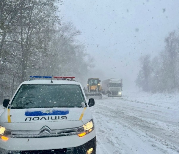 Во время снегопада в Украине сотрудники ГСЧС отбуксировали более 1 тыс. автомобилей, пострадали 13 человек 