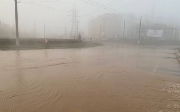 Часть Чернигова затопило в результате коммунальной аварии: жителей просят сделать запасы питьевой воды
