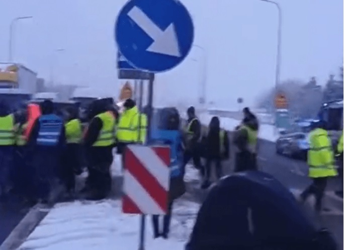 Украинские водители перекрыли дороги в Польше из-за блокировки границы поляками