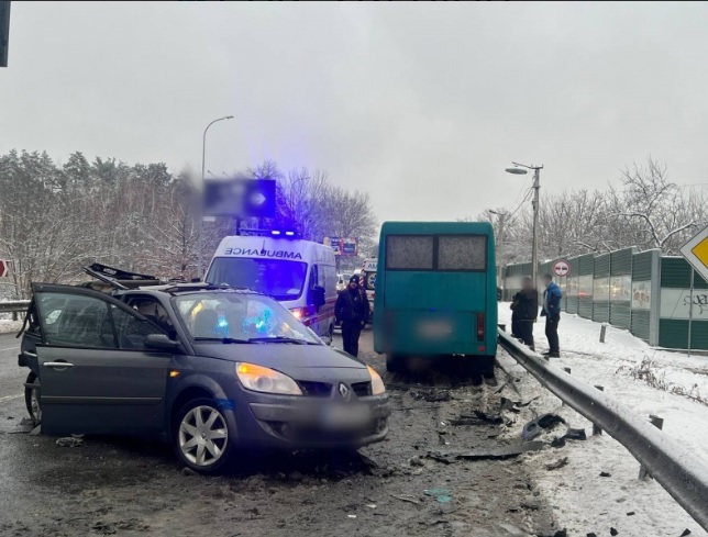 На трассе Киев-Ковель автобус попал в тройное ДТП: трое пострадавших