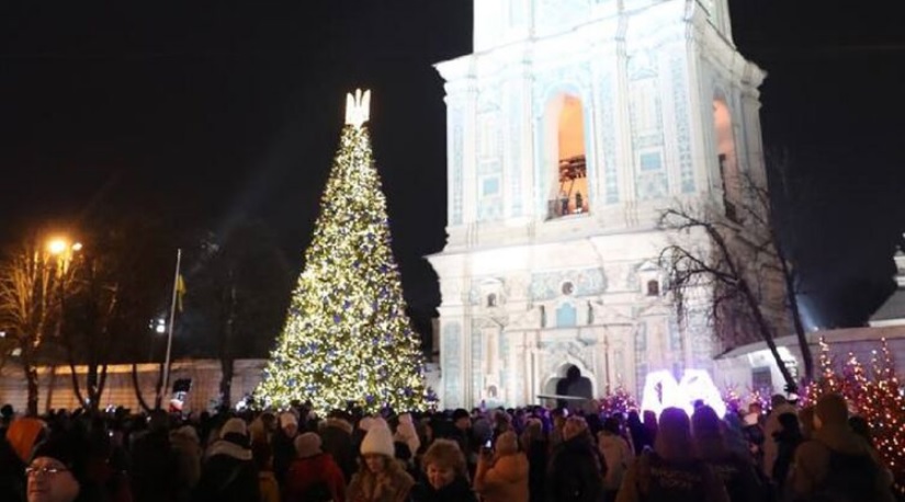 На Софийской площади в Киеве зажгли огни на главной ёлке страны
