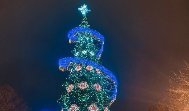 В Одессе на Дерибасовской зажгли новогоднюю ёлку с сине-желтой лентой и орнаментом