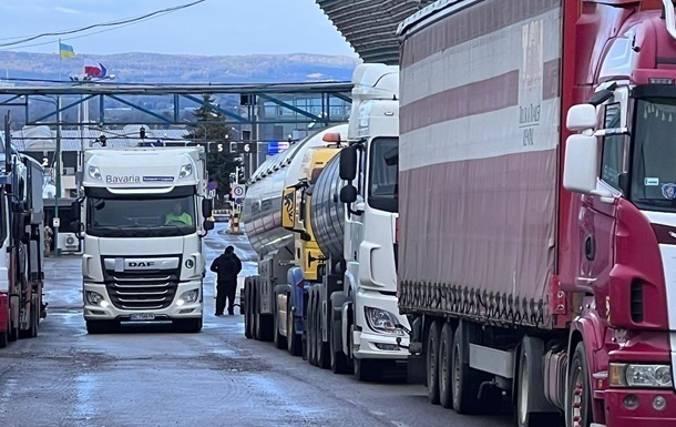 На одном из пунктов пропуска на границе с Польшей начали пропускать пустые грузовики