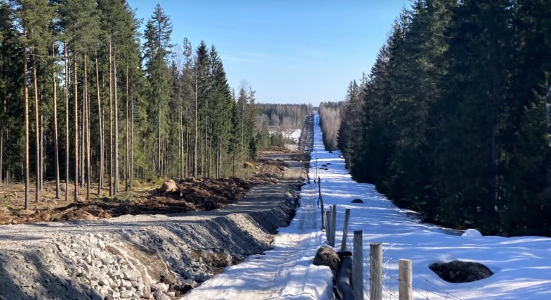 Эстония завершила строительство 40-километрового забора вдоль границы с РФ