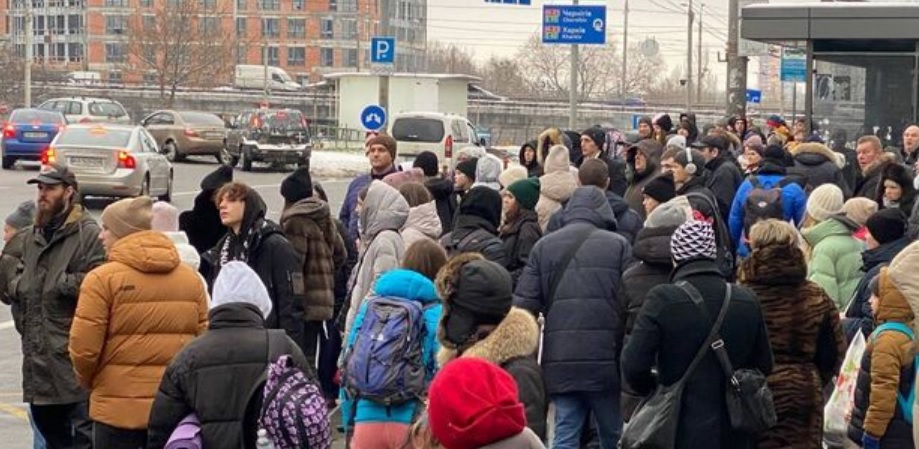 Огромные очереди людей и пробки на дорогах: что происходит в Киеве после закрытия 6-ти станций метро
