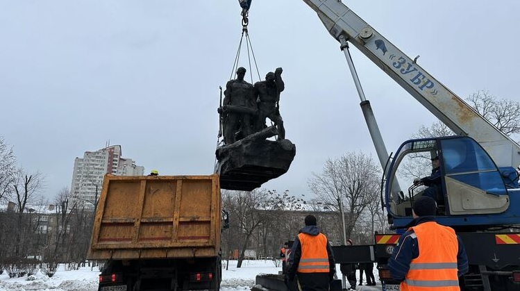 В Киеве демонтировали памятник экипажу бронепоезда