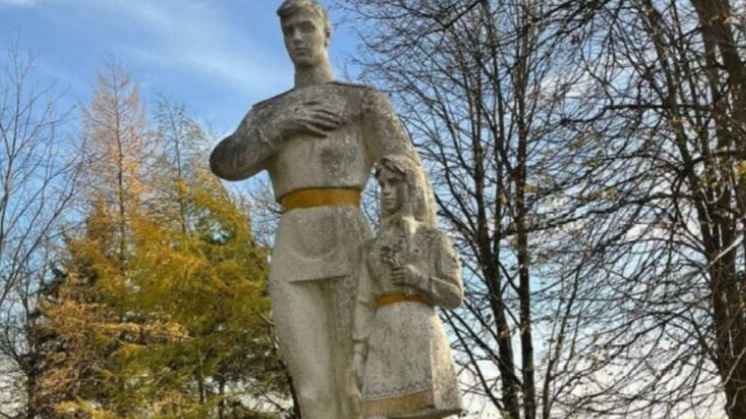 На Львовщине уволили старосту села, который не дал снести памятник советскому солдату