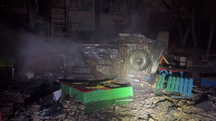 Не менее 53 раненых: РФ ночью атаковала ракетами Киев, от обломков горел дом и повреждена больница