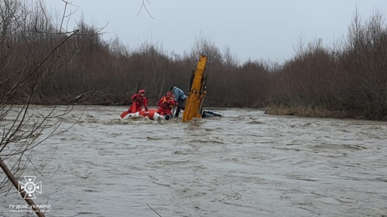 На Прикарпатье трактор с двумя людьми упал в реку