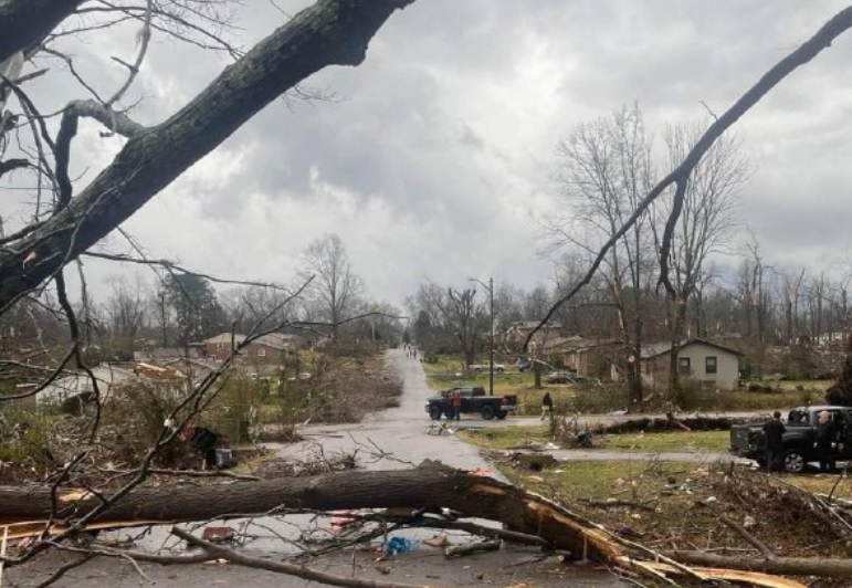 Есть погибшие, 23 человека в больнице: в американском штате бушевали шторм и торнадо, разрушены дома