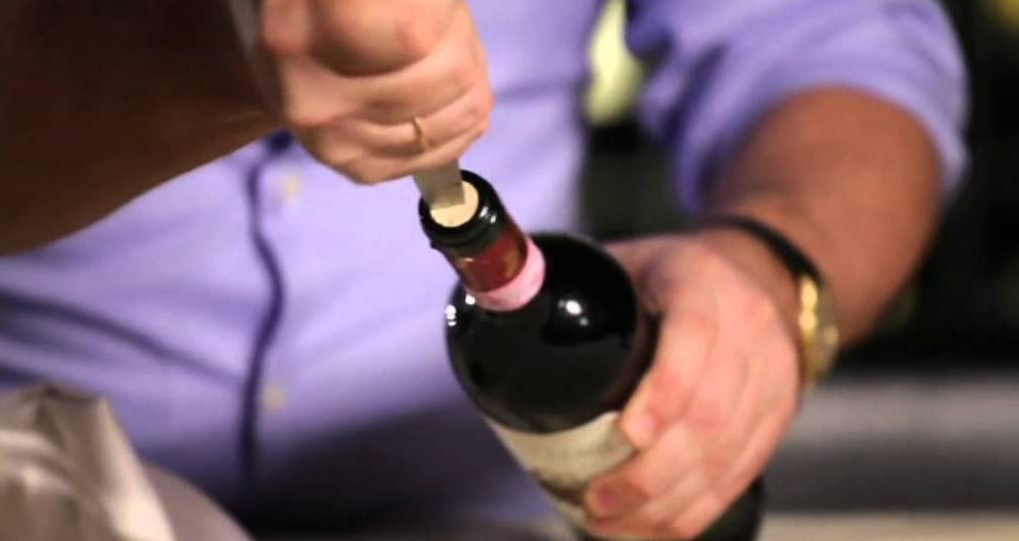 Как открыть вино без штопора: лайфхак с ножом и вилкой