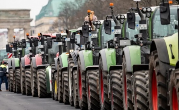 Немецкие фермеры провели пятый день протестов, заблокировав дороги