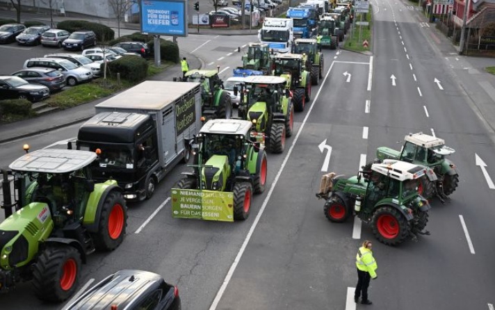 В Германии в ходе забастовки фермеры перекрывают дороги: требуют не сокращать субсидии на дизтопливо