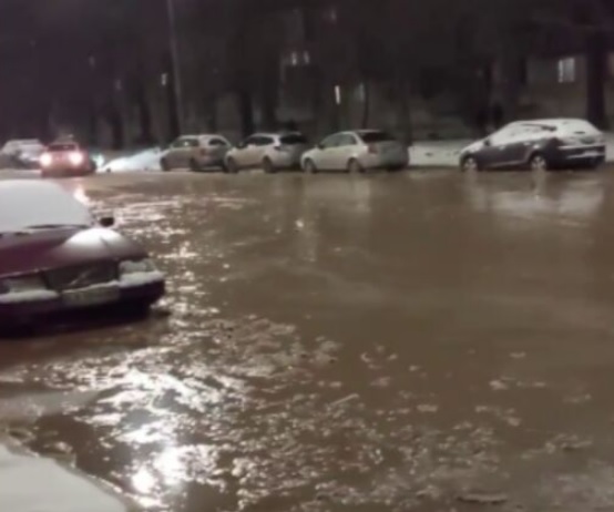 На Борщаговке в Киеве снова затопило улицу после прорыва трубы