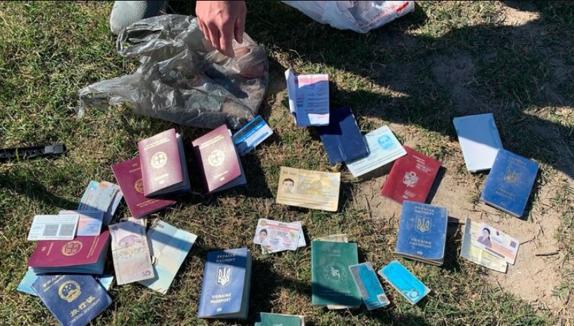 Конгрессмен показал фото десятков украинских и китайских паспортов, найденных на границе США с Мексикой