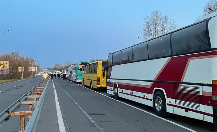 На границе Украины стоят почти 40 автобусов и более 130 автомобилей: где самые большие очереди