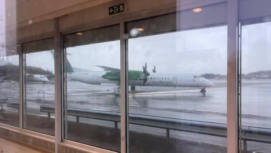 Норвежская авиакомпания отменила все рейсы на севере из-за шторма и сильного ветра