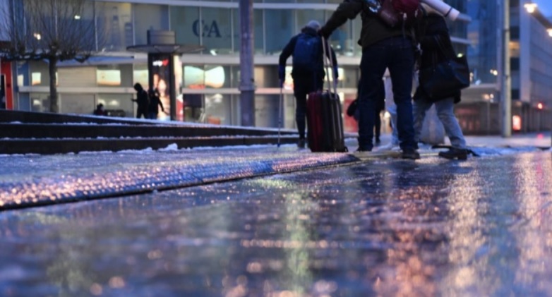 Дороги Германии сковало льдом, идет снег: в стране много ДТП, отменяют поезда и авиарейсы, трассы перекрыты
